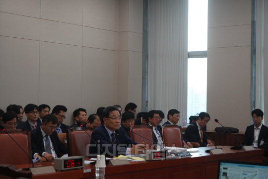 16일 서울 여의도 국회 산업통상자원중소벤처기업위원회 회의실에서 열린 2017년도 국정감사에서 최수규 중소벤처기업부 차관이 의원 질의를 경청하고 있다. 사진=박종진기자